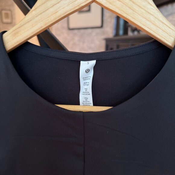 Lululemon black tee - Picture 2 of 3